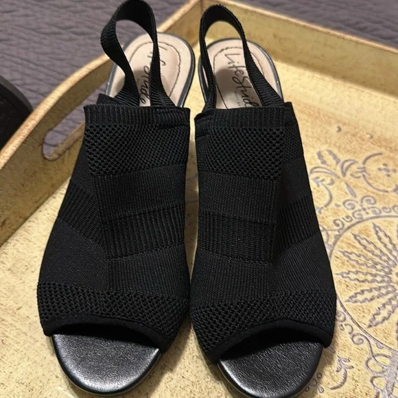 Black chunky heels with open toe and sling back. - Picture 2 of 4